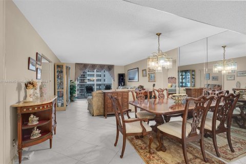 Condo in Hallandale Beach, Florida, 2 bedrooms  № 1331048 - photo 20