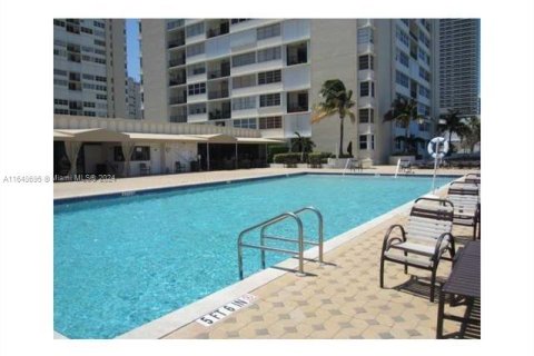 Condo in Hallandale Beach, Florida, 2 bedrooms  № 1331048 - photo 2