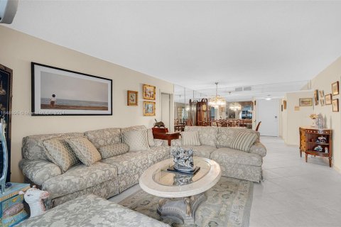 Condo in Hallandale Beach, Florida, 2 bedrooms  № 1331048 - photo 18