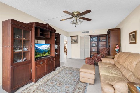 Condo in Hallandale Beach, Florida, 2 bedrooms  № 1331048 - photo 16