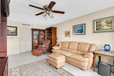 Condo in Hallandale Beach, Florida, 2 bedrooms  № 1331048 - photo 14