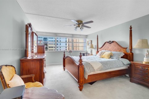 Condo in Hallandale Beach, Florida, 2 bedrooms  № 1331048 - photo 7