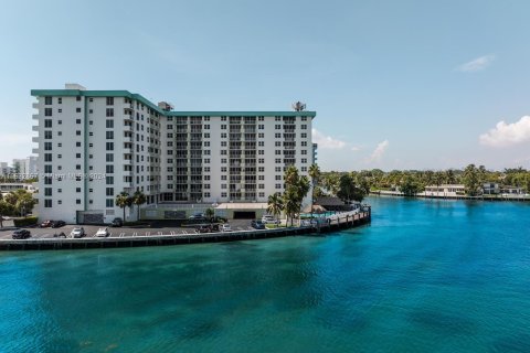 Condominio en venta en Bay Harbor Islands, Florida, 1 dormitorio, 88.26 m2 № 1293392 - foto 1