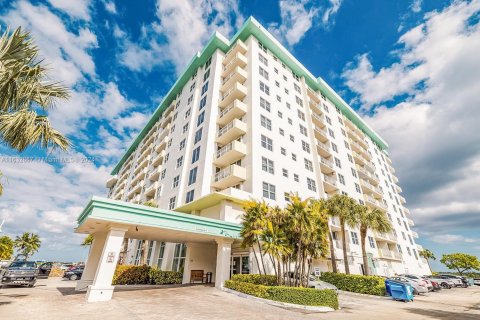 Condo in Bay Harbor Islands, Florida, 1 bedroom  № 1293392 - photo 2