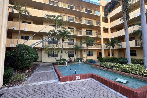 Condo in Lauderhill, Florida, 2 bedrooms  № 1210488 - photo 19