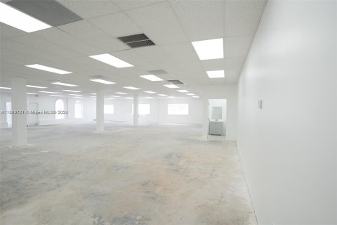 Propiedad comercial en venta en Miami, Florida № 1389870 - foto 12