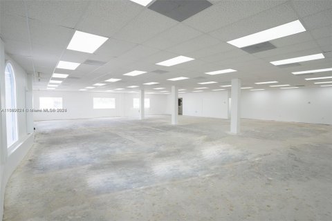 Propiedad comercial en venta en Miami, Florida № 1389870 - foto 15