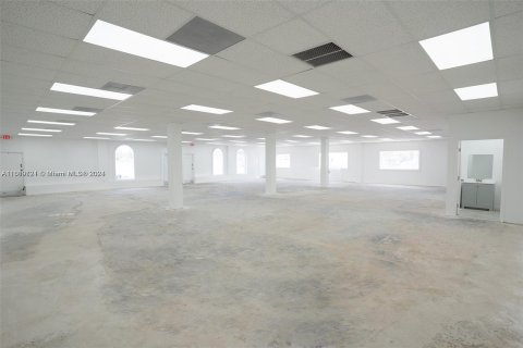 Propiedad comercial en venta en Miami, Florida № 1389870 - foto 16