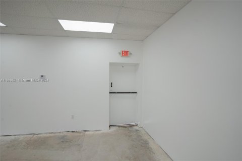 Propiedad comercial en venta en Miami, Florida № 1389870 - foto 17