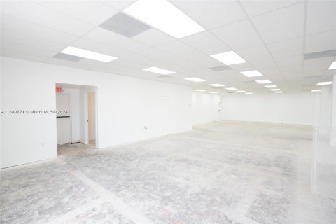 Propiedad comercial en venta en Miami, Florida № 1389870 - foto 11