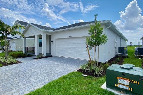 House in Port St. Lucie, Florida 4 bedrooms, 203.46 sq.m. № 1389872 - photo 2