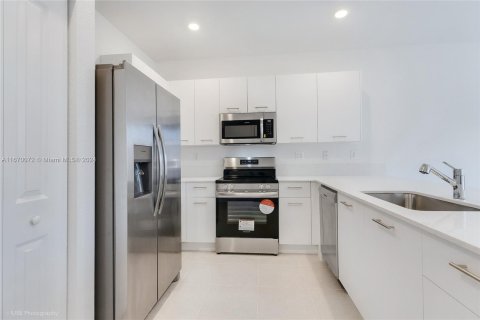 Townhouse in Miami, Florida 3 bedrooms № 1389871 - photo 4