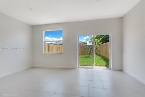 Townhouse in Miami, Florida 3 bedrooms № 1389871 - photo 5