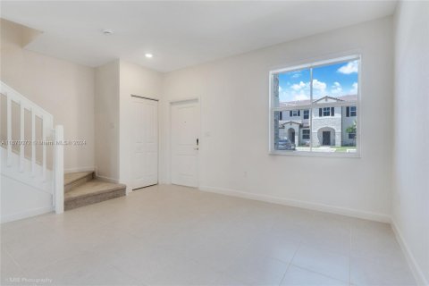 Townhouse in Miami, Florida 3 bedrooms № 1389871 - photo 3