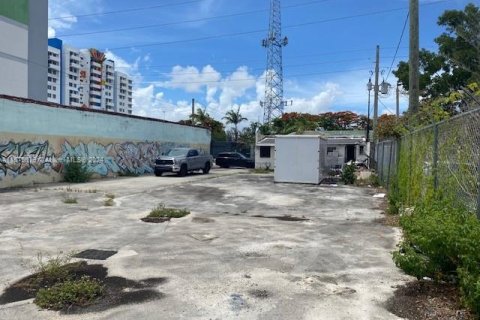 Commercial property in Miami, Florida № 1398511 - photo 2