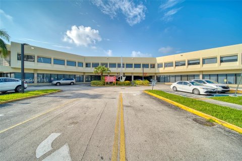 Commercial property in North Miami Beach, Florida № 1332652 - photo 18