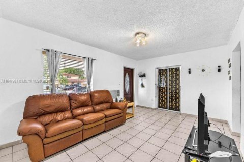 Villa ou maison à vendre à Hialeah, Floride: 2 chambres, 85.47 m2 № 1330986 - photo 6