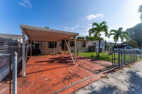 Casa en venta en Hialeah, Florida, 2 dormitorios, 85.47 m2 № 1330986 - foto 3