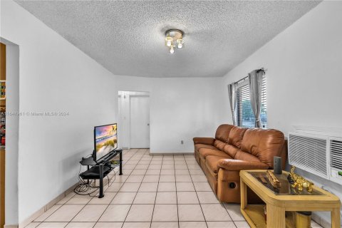 Villa ou maison à vendre à Hialeah, Floride: 2 chambres, 85.47 m2 № 1330986 - photo 11