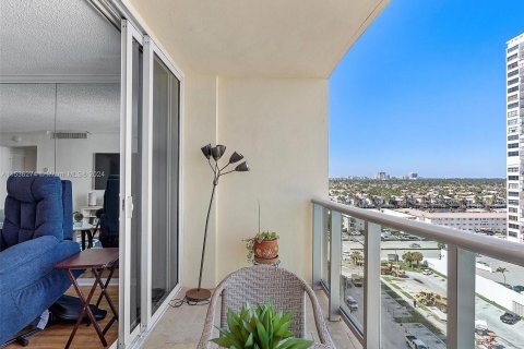 Condo in Hollywood, Florida, 1 bedroom  № 1033112 - photo 8