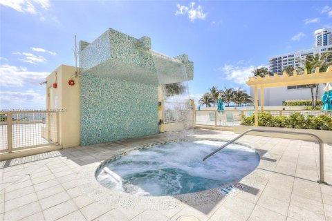 Condo in Hollywood, Florida, 1 bedroom  № 1033112 - photo 25