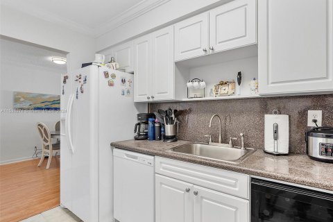 Condo in Hollywood, Florida, 1 bedroom  № 1033112 - photo 14