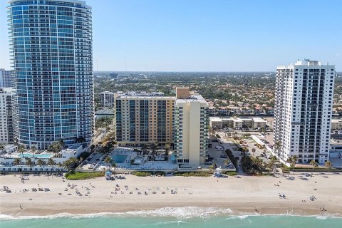 Copropriété à vendre à Hollywood, Floride: 1 chambre, 69.21 m2 № 1033112 - photo 1