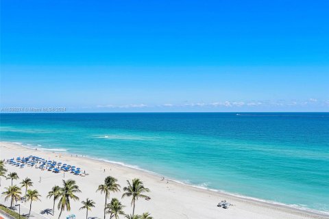 Condo in Hollywood, Florida, 1 bedroom  № 1033112 - photo 10