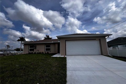 House in Cape Coral, Florida 3 bedrooms, 126.53 sq.m. № 1095387 - photo 1