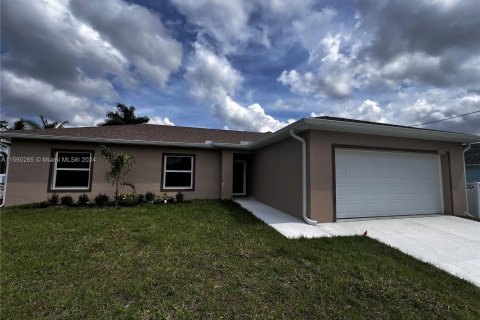 House in Cape Coral, Florida 3 bedrooms, 126.53 sq.m. № 1095387 - photo 2