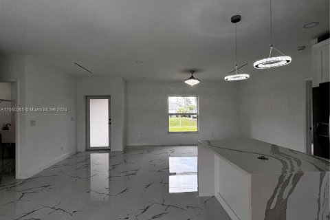 House in Cape Coral, Florida 3 bedrooms, 126.53 sq.m. № 1095387 - photo 5