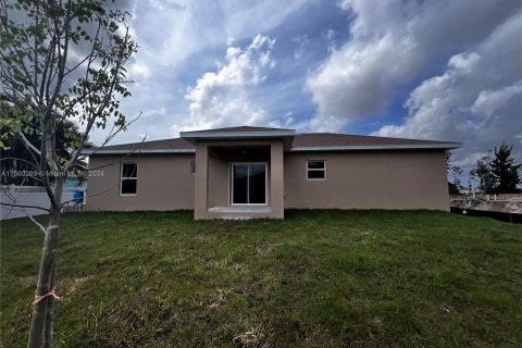 House in Cape Coral, Florida 3 bedrooms, 126.53 sq.m. № 1095387 - photo 3