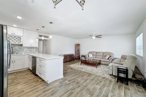 Condo in Sun City Center, Florida, 2 bedrooms  № 1379288 - photo 5