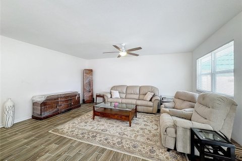 Condo in Sun City Center, Florida, 2 bedrooms  № 1379288 - photo 12