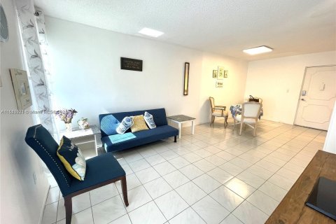 Copropriété à vendre à Sunny Isles Beach, Floride: 2 chambres, 71.26 m2 № 1044956 - photo 1