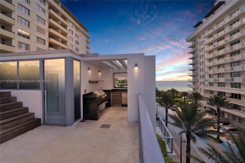 Condominio en venta en Surfside, Florida, 4 dormitorios, 335.01 m2 № 1402671 - foto 17