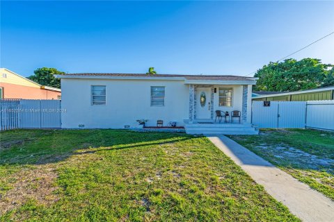 House in Hialeah, Florida 3 bedrooms, 86.86 sq.m. № 1345728 - photo 14