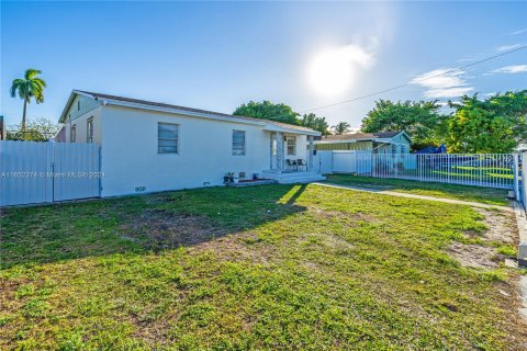 Casa en venta en Hialeah, Florida, 3 dormitorios, 86.86 m2 № 1345728 - foto 13