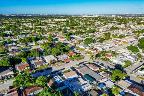 House in Hialeah, Florida 3 bedrooms, 86.86 sq.m. № 1345728 - photo 6