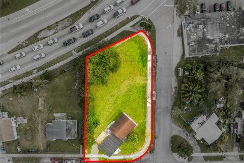 Commercial property in West Park, Florida № 1028590 - photo 1