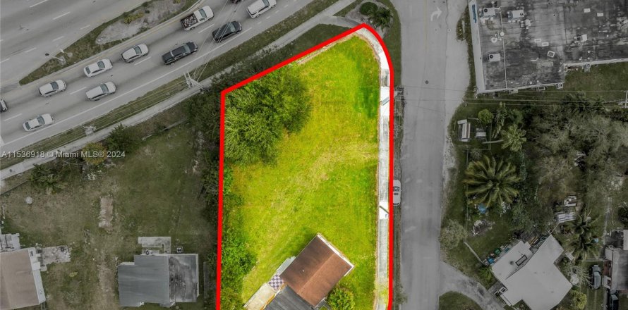 Commercial property in West Park, Florida № 1028590