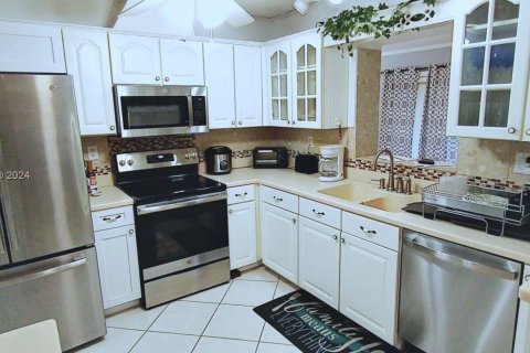 House in Tamarac, Florida 3 bedrooms, 170.57 sq.m. № 1383627 - photo 13