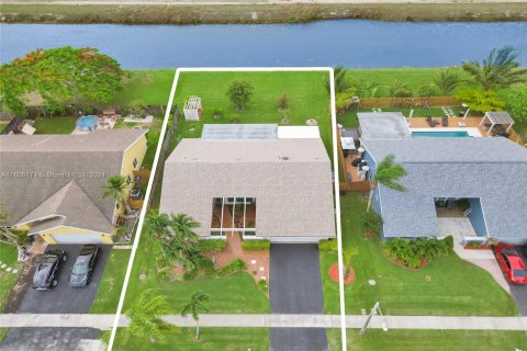 House in Sunrise, Florida 3 bedrooms, 153.75 sq.m. № 1230994 - photo 1