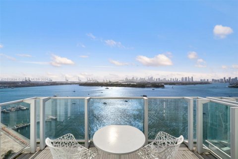 Condo in Miami Beach, Florida, 1 bedroom  № 1223747 - photo 1