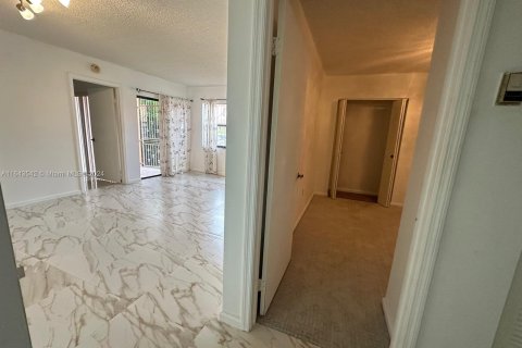 Condo in Hialeah, Florida, 2 bedrooms  № 1325354 - photo 12