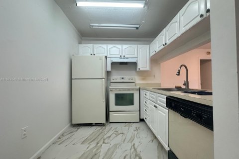 Condominio en venta en Hialeah, Florida, 2 dormitorios, 69.68 m2 № 1325354 - foto 7