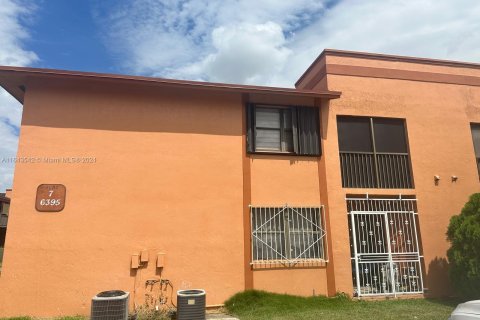 Condominio en venta en Hialeah, Florida, 2 dormitorios, 69.68 m2 № 1325354 - foto 2