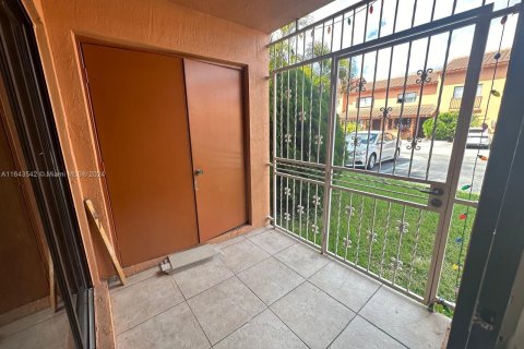 Condo in Hialeah, Florida, 2 bedrooms  № 1325354 - photo 17