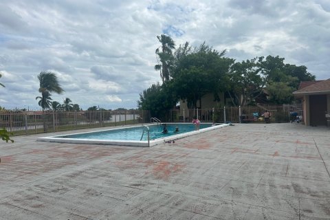 Condominio en venta en Hialeah, Florida, 2 dormitorios, 69.68 m2 № 1325354 - foto 5