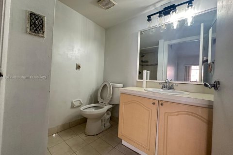 Condominio en venta en Hialeah, Florida, 2 dormitorios, 69.68 m2 № 1325354 - foto 9